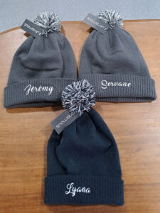Broderie bonnets avec prénoms