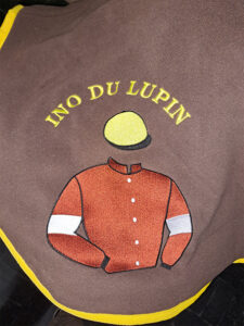 Broderie tapis de selle Ino du Lupin